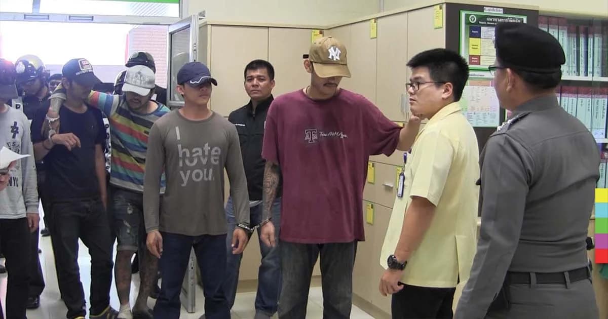 ไม่ให้ประกันตัว ! ตร.คุม 6 โจ๋ ทำแผนบุกทำร้ายคู่อริ ในห้องฉุกเฉิน รพ.กระทุ่มแบน