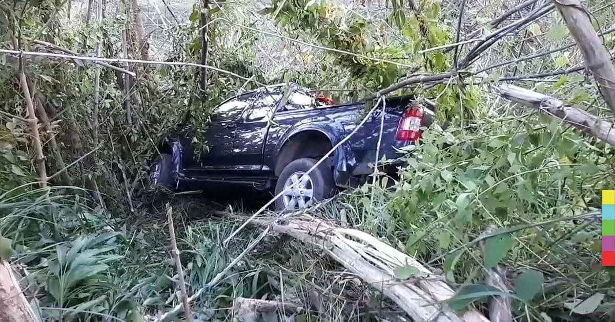 ระทึก ! รถยนต์กระบะ นทท. เบรกมือขาด ไหลตกไหล่เขาทางขึ้นเขาค้อ