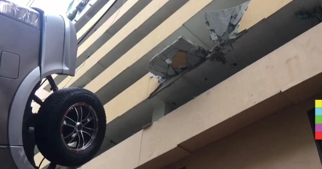 ระทึก! รถยนต์ตกลานจอดรถ 4 ชั้น ย่านคลองเตย คนขับรอด