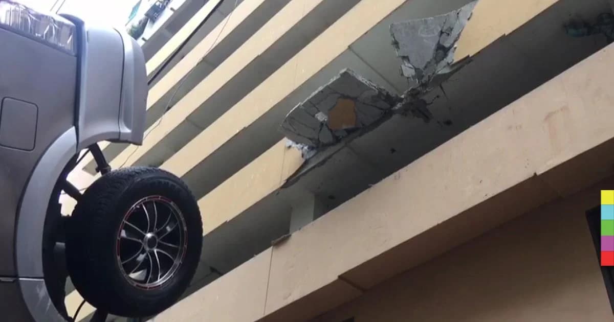 ระทึก! รถยนต์ตกลานจอดรถ 4 ชั้น ย่านคลองเตย คนขับรอด