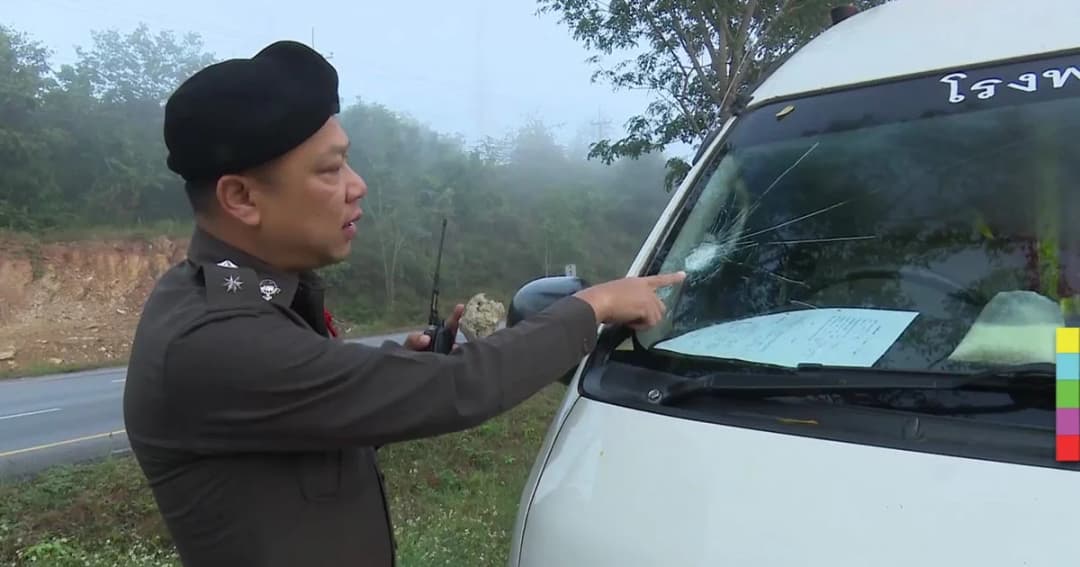 แก๊งปาหินอาละวาดใส่รถกู้ชีพพยาบาลแตกเสียหาย