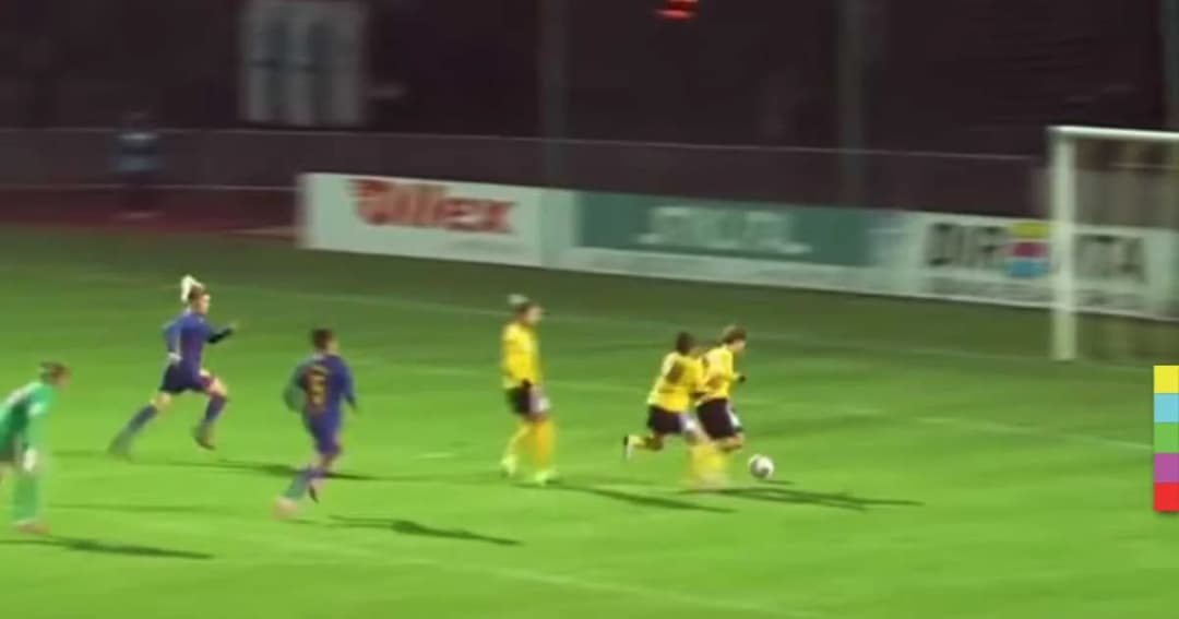 พลาดซะงั้น ! 3 แข้งสาวเล่นบอลทับไลน์กันจนอดแต้ม