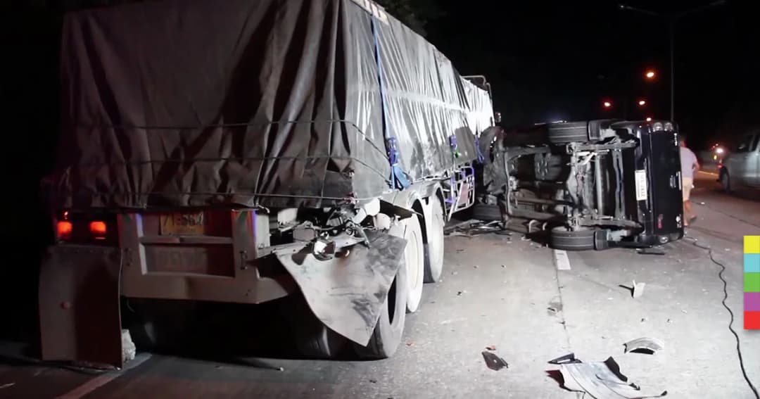 พังยับ ! กระบะทหารพุ่งชน 18 ล้อ เจ็บหลายราย