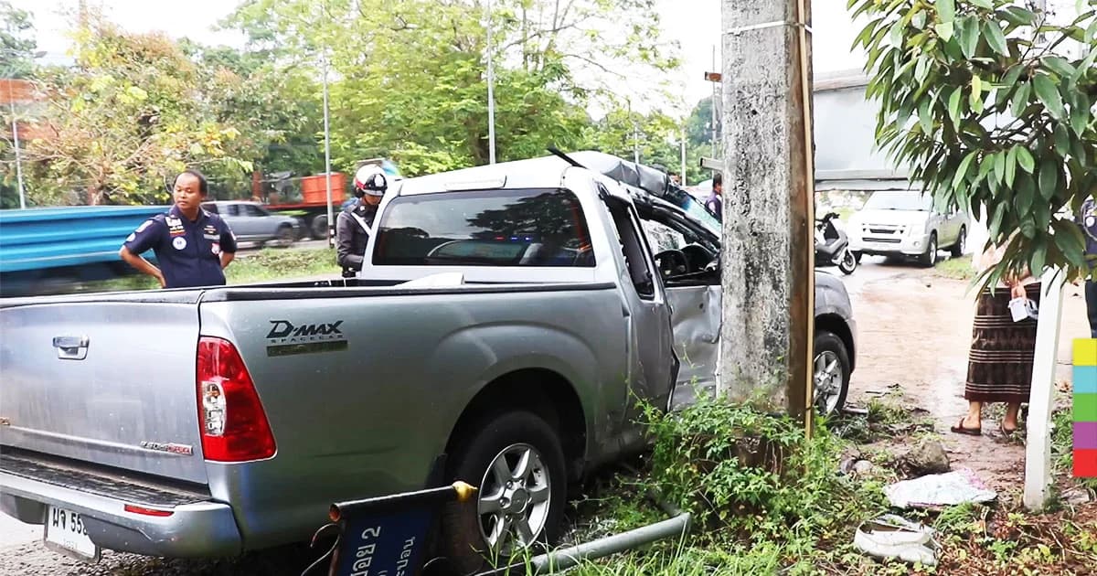 หนุ่มใหญ่ขับกระบะ เสียหลักชนเสาไฟฟ้าพังยับ เจ็บสาหัส