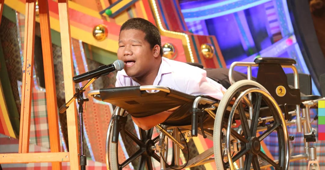 “น้องไท้” หนุ่มพิการเสียงดี ทำอึ้งทั้งสตู! ชาวโซเชียลแห่แชร์ !!!