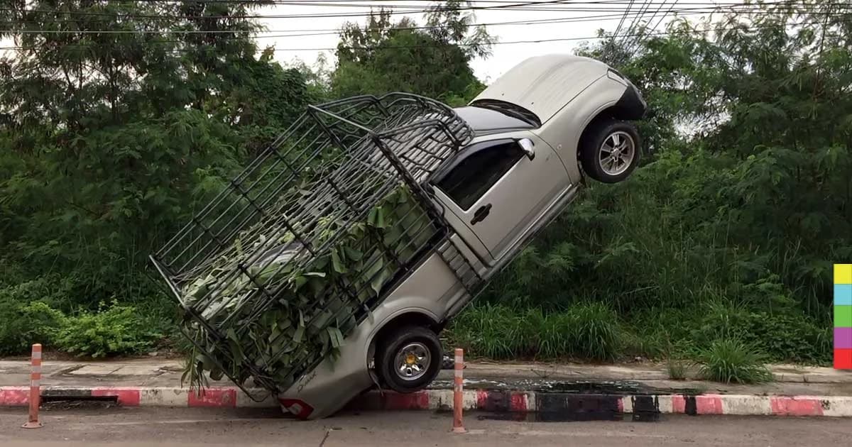กระบะหลุดโค้งเหินไปค้างบนสายสลิงเสาไฟฟ้า