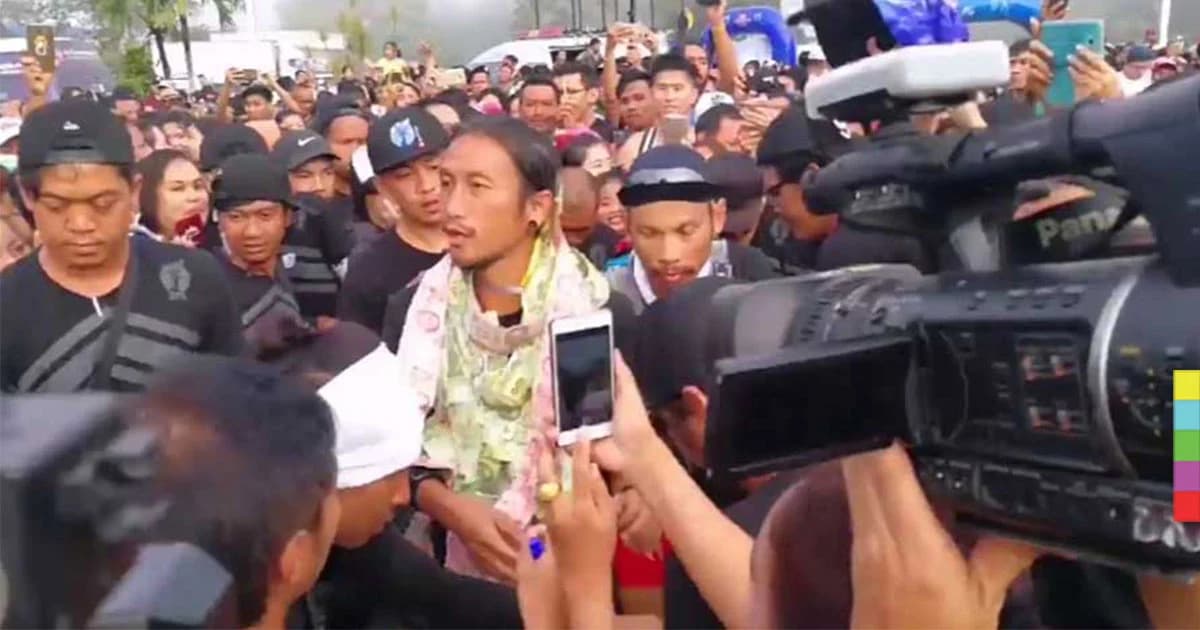 ในหลวง ร.10 พระราชทานสิ่งของให้ ตูน บอดี้สเเลม เพื่อเป็นขวัญเเละกำลังใจ