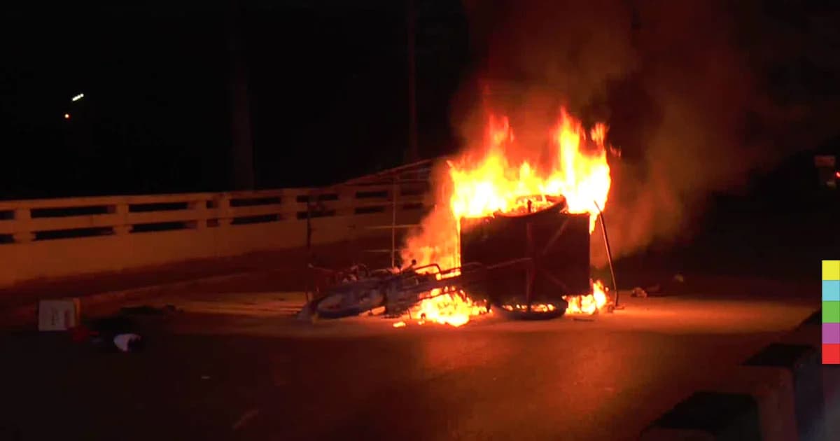 ‘รถซาเล้ง’ ไฟลุกท่วมกลางถนน พ่อแม่ลูกโดดหนีตาย รอดหวุดหวิด