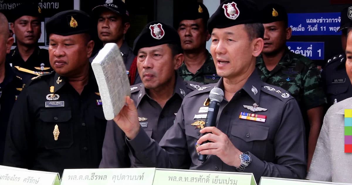 รวบรถขนผัก ซุกกัญชาอัดแท่ง 400 กก. หวังตบตาจนท.