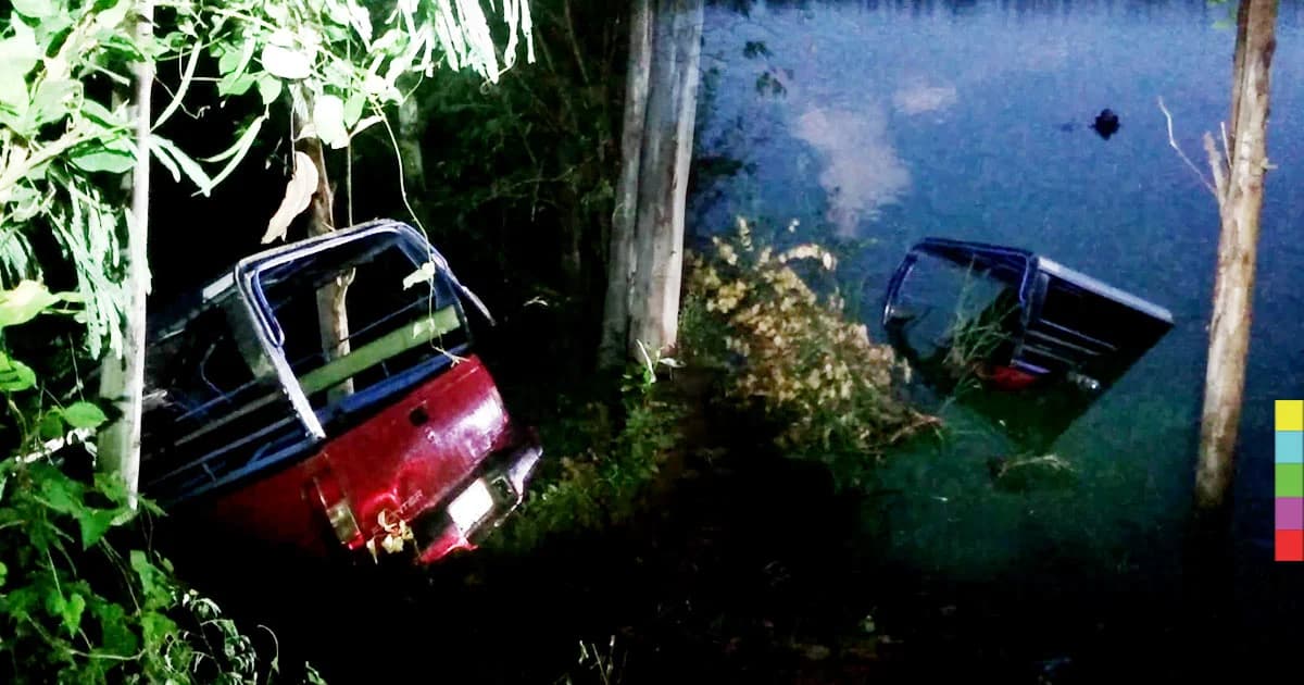 หนุ่มใหญ่จอดรถหลับ รถไหลตกคูน้ำข้างทาง โชคดีหนีทัน