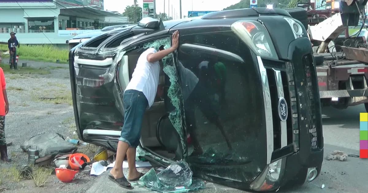 กระบะบรรทุกคนงาน เสียหลักพลิกคว่ำ ดับ 1 บาดเจ็บอีก 8 ราย