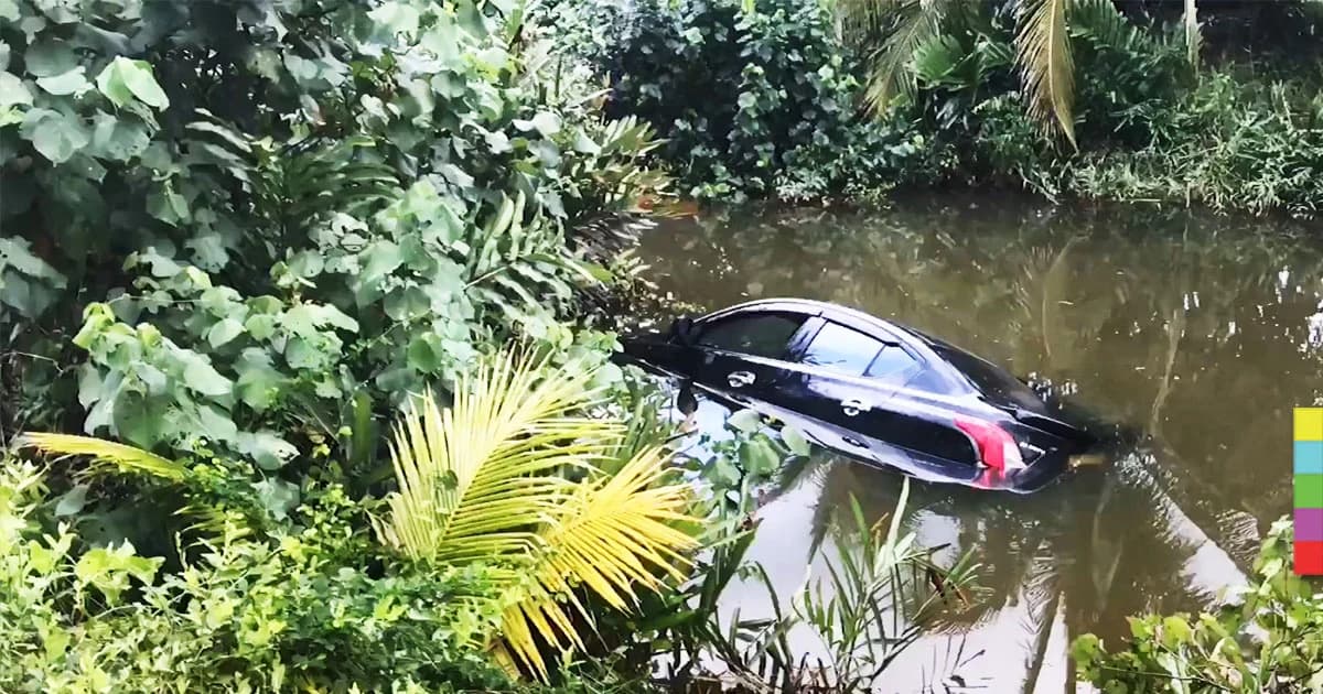 พยาบาลสาว ขับเก๋งเสียหลักตกคลอง รถจมทั้งคัน หนีรอดออกมาได้ทางหน้าต่าง