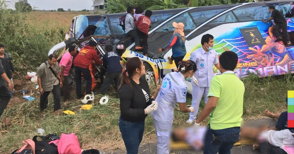 รถบัสทัศนศึกษา รร.ประถม ชนรถกระบะ ! ดับ 3 เจ็บอื้อ ที่โคราช