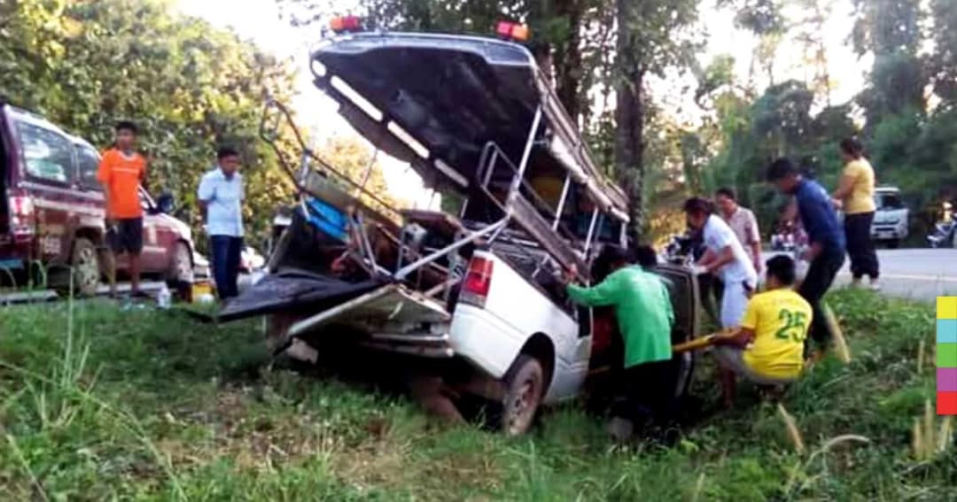 รถกระบะชนท้ายรถรับ – ส่งนักเรียน บาดเจ็บ 13 ราย