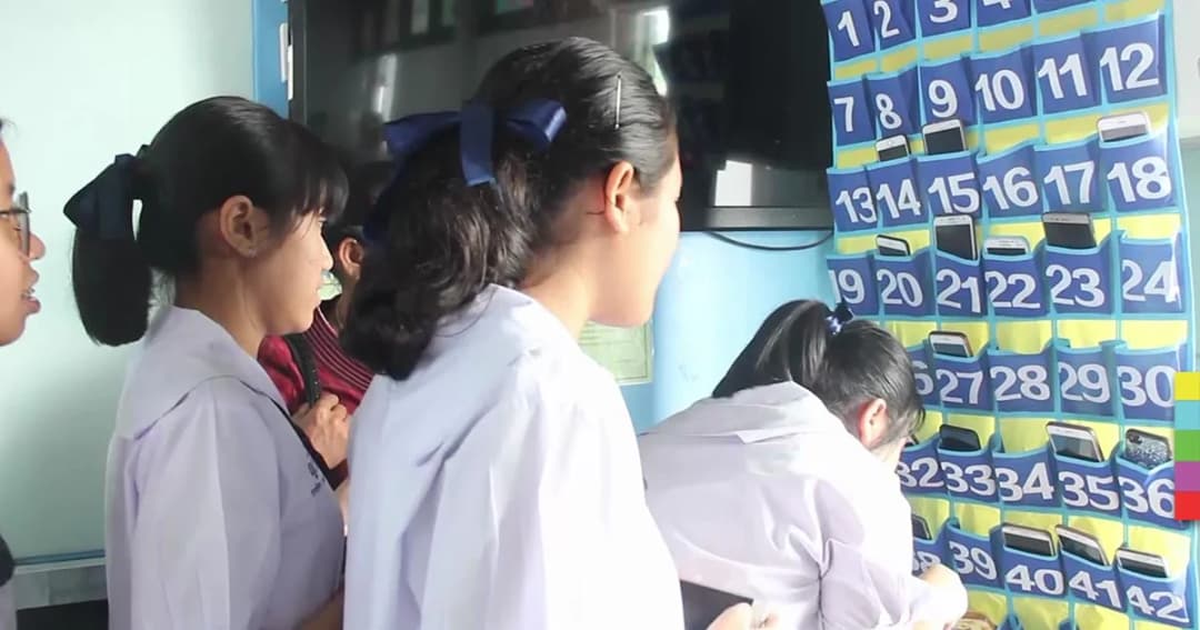 “แผงเก็บมือถือ” เก็บก่อนเรียน พบมีสมาธิ – ตั้งใจเรียนมากขึ้น