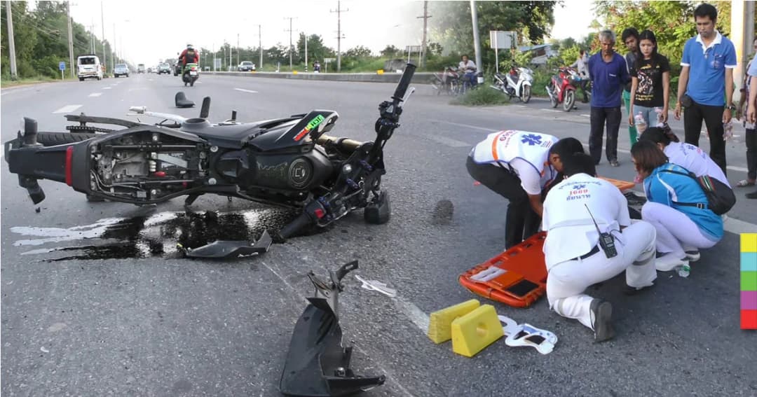 นักศึกษา ปวช. ลอง จยย.ใหม่ ซิ่งชนท้ายรถตู้ อาการโคม่า