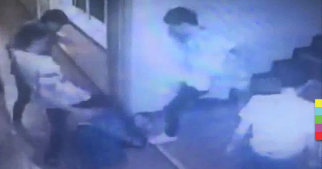 รวบยกเเก๊ง ! 4 โจ๋ ใช้อีโต้ฟันเเละรุมกระทืบคู่อริ เจ็บสาหัส