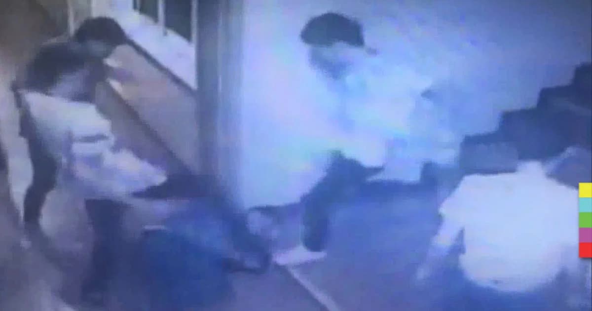 รวบยกเเก๊ง ! 4 โจ๋ ใช้อีโต้ฟันเเละรุมกระทืบคู่อริ เจ็บสาหัส