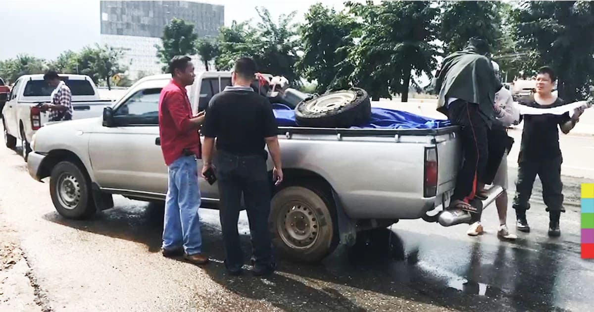 ไล่ล่า คนร้ายขับกระบะแหกด่าน ก่อนทิ้งรถ เเละยาเสพติดล็อตใหญ่ หนีเข้าป่าข้างทาง