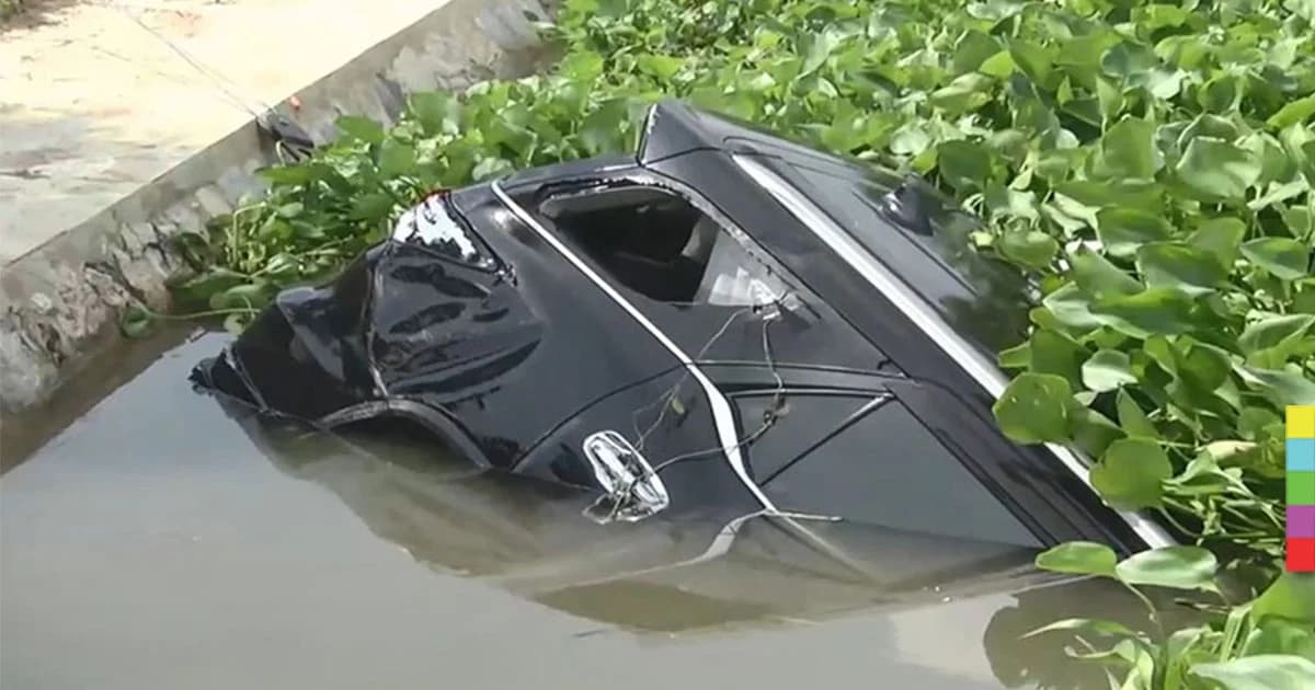 ชาวบ้านพบ ‘ฟอร์จูนเนอร์’ จมอยู่ในคลองทั้งคัน เเละศพคนขับ คาด เสียชีวิตมากว่า 3 วัน