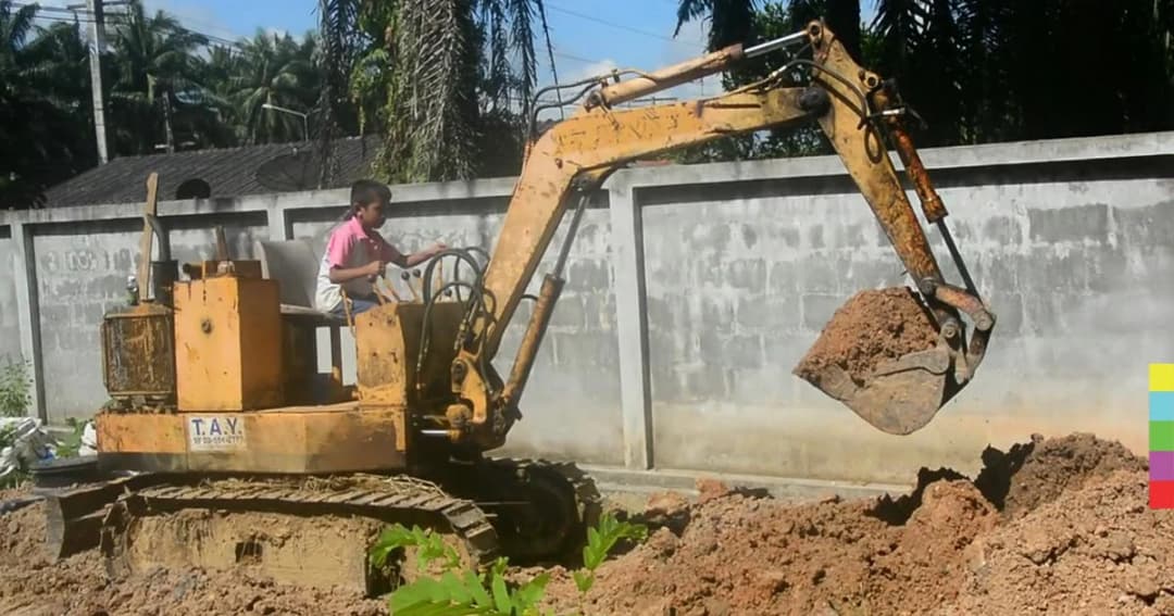 หนูน้อย 9 ขวบ ขับรถแบคโฮ ช่วยปู่ทำมาหากินได้