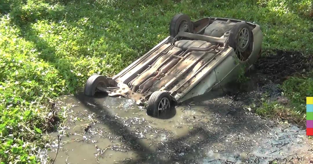 หวิดดับ ! เก๋งหักหลบป้าย เสียหลักพุ่งตกคลอง