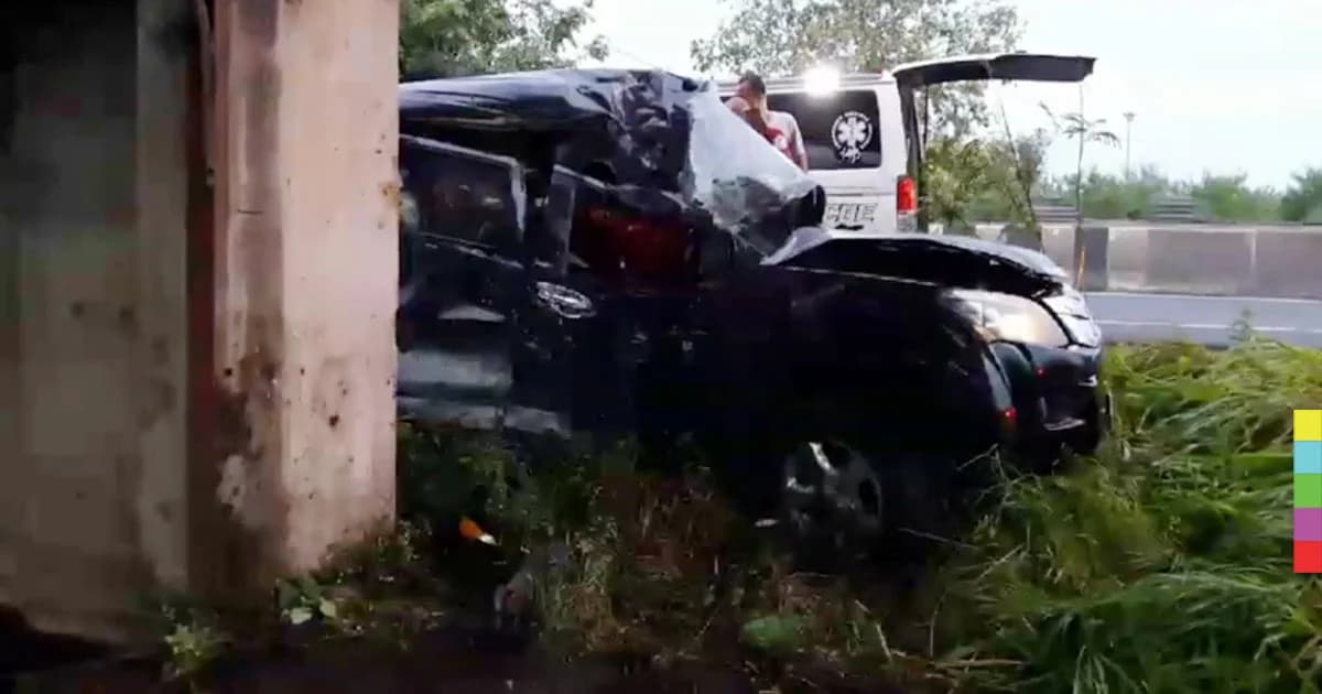 ถนนลื่น ! กระบะเสียหลักพุ่งชนสะพาน จนท.สำนักพระราชวังดับ