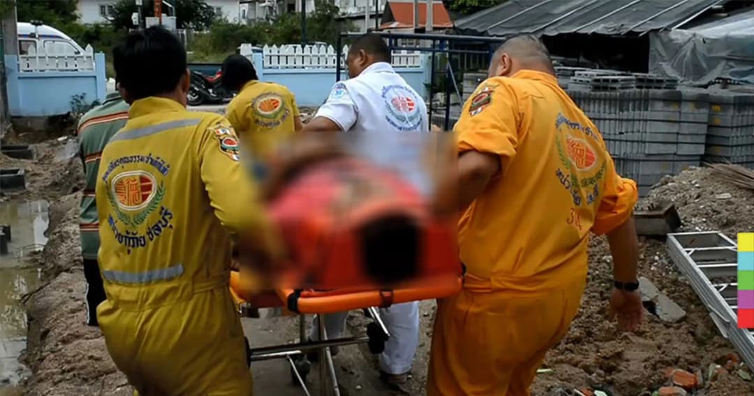 หลังคาลื่น ! ช่างรับเหมาฯ พลัดตกหลังคาบ้าน บาดเจ็บ