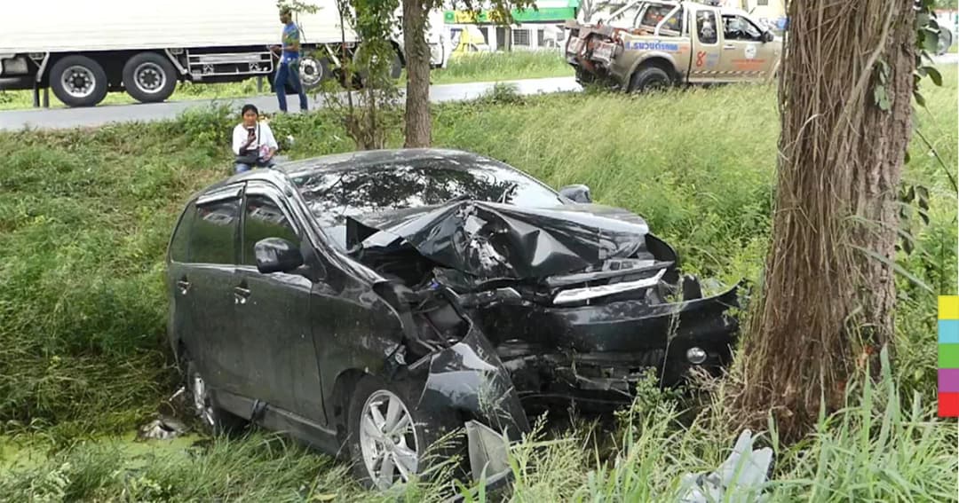 รถเก๋งเสียหลัก ตกข้างทาง ชนต้นไม้พังยับ คนขับอ้าง หักหลบเงาปริศนา