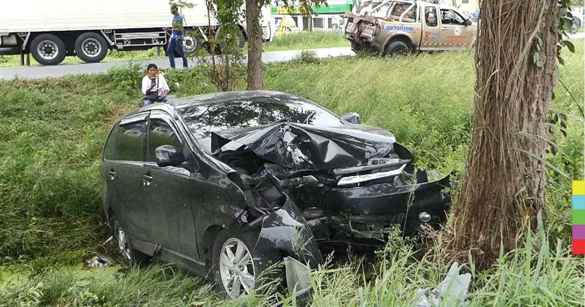 รถเก๋งเสียหลัก ตกข้างทาง ชนต้นไม้พังยับ คนขับอ้าง หักหลบเงาปริศนา