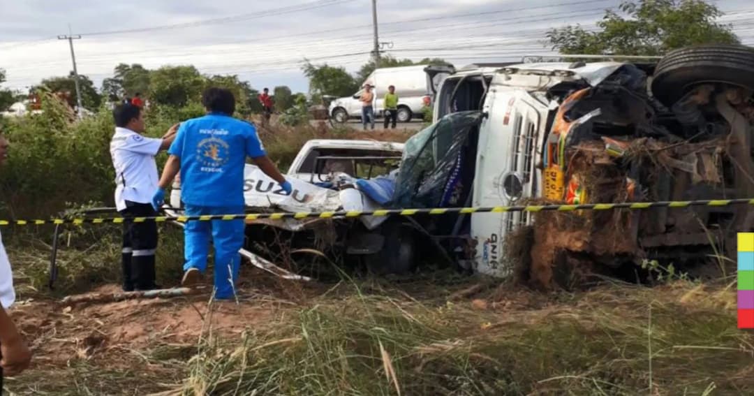 รถพ่วง ชนกับรถกระบะรับส่งนักเรียน ! เด็กชายและเด็กหญิงวัย 13 ปี เสียชีวิต 2 ราย