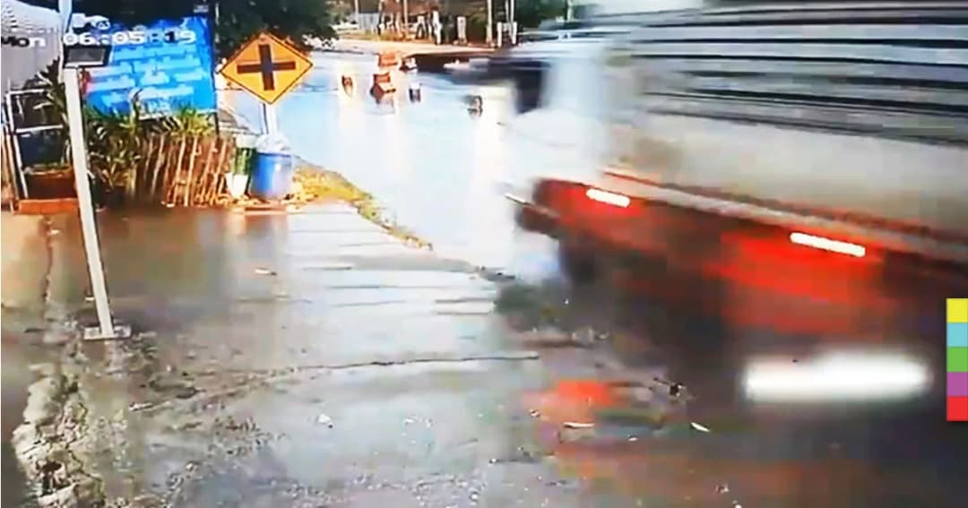 รถพ่วงซิ่งฝ่าสายฝน ! ชนรถข้างทาง พ่อเเม่ลูกบาดเจ็บสาหัส โชเฟอร์หนีลอยนวล