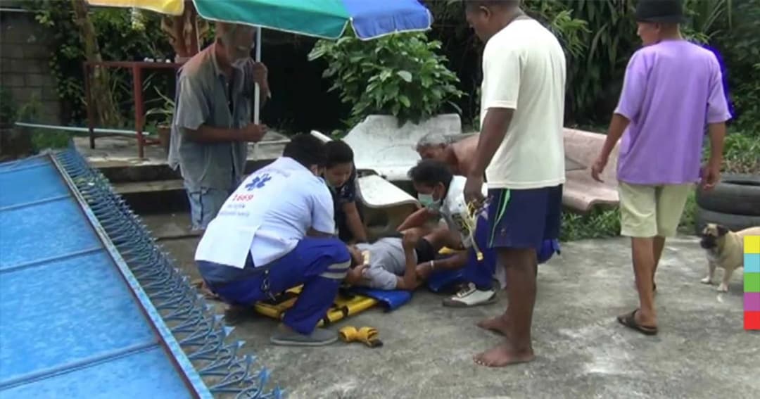 ประตูอู่รถทัวร์ล้มทับสาวใหญ่เจ็บสาหัส เพื่อนบ้านช่วยงัดนำส่ง รพ.