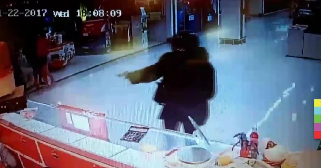 แก๊งคนร้ายบุกปล้นร้านทองกลางห้าง กวาดสร้อยทองกว่า 10 ล้านบาท