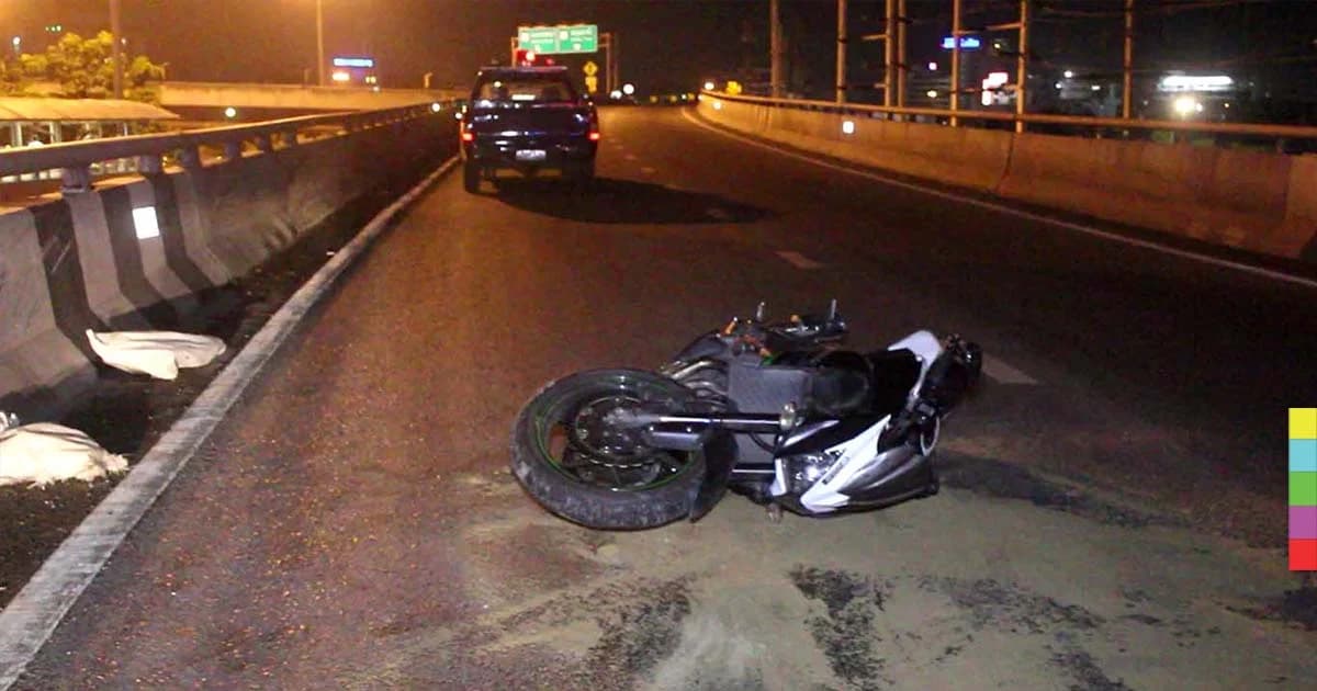 หนุ่มร้อยเอ็ดซิ่งบิ๊กไบค์แหกโค้งชนแท่งแบริเออร์ ร่วงตกสะพานดับคาที่