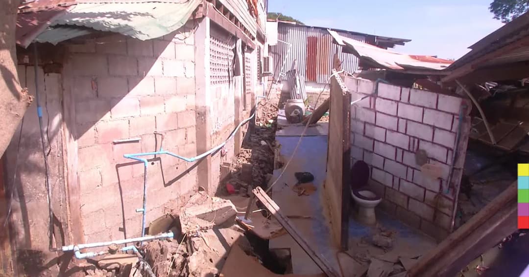 พิจิตรเร่งระบายน้ำ ส่งผลบ้านทรุดครึ่งหลัง !