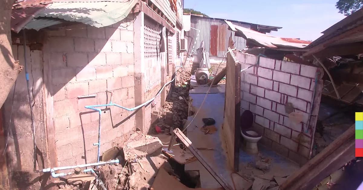 พิจิตรเร่งระบายน้ำ ส่งผลบ้านทรุดครึ่งหลัง !