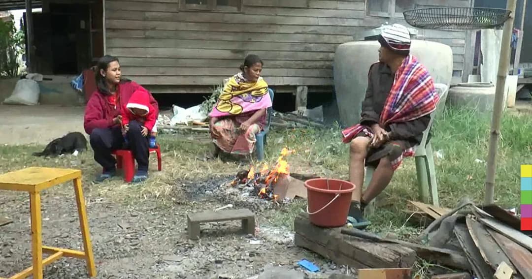 ชาวบ้าน ‘ชายแดนบุรีรัมย์’ ผิงไฟคลายหนาว ขาดแคลนเครื่องนุ่งห่ม