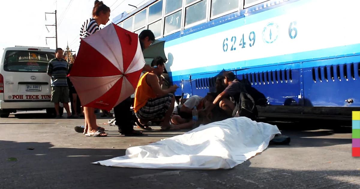 หนุ่มใหญ่ขับ จยย.มากับภรรยา ถูกรถสิบล้อชน ก่อนเสียหลักพุ่งชนรถเมล์ ดับ 1 เจ็บ 1