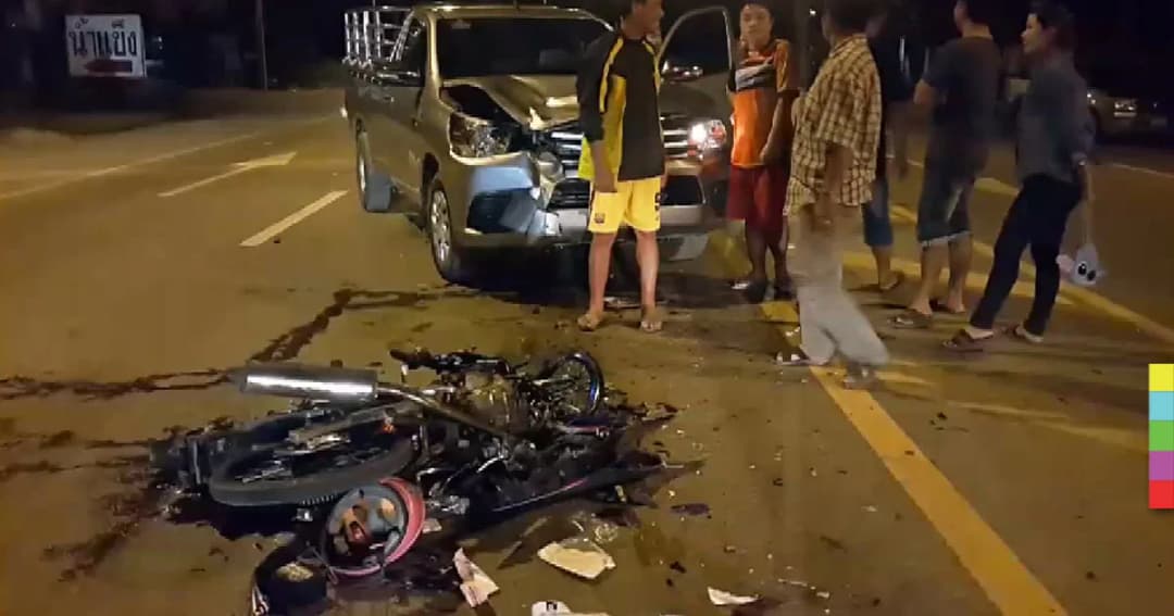 หนุ่มซิ่ง จยย. พุ่งชนกระบะเข้าอย่างจัง เจ็บสาหัส
