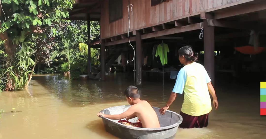 คืบหน้า ! เพชรบุรี บางพื้นที่ ระดับน้ำยังท่วมขังสูง
