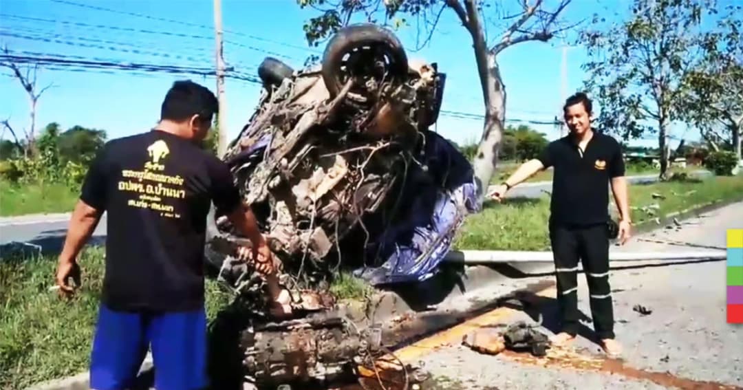 ลูกสาวเจ้าของปั๊มน้ำมัน ขับเก๋งชนเสาไฟ พังยับ เหตุถูกกระบะขับตัดหน้า