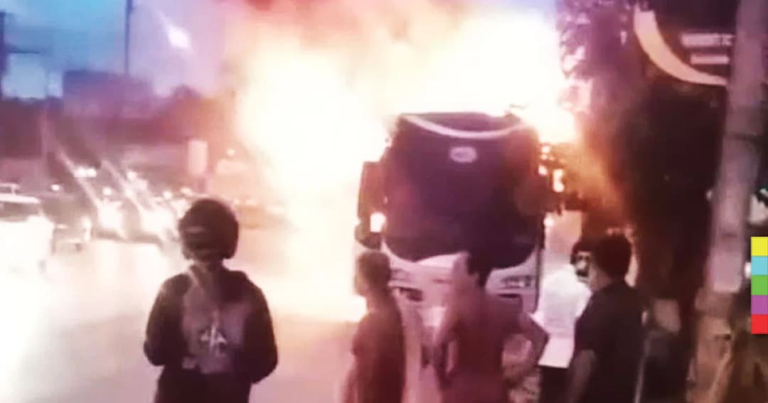 ไฟไหม้รถบัส กลางเมืองภูเก็ต นทท.จีนกว่า 20 คน หนีตายจ้าละหวั่น