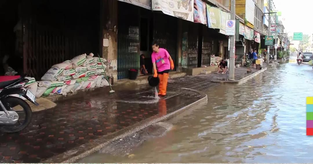 เพชรบุรีน้ำลดแล้ว ! ชาวบ้านเริ่มทำความสะอาดบ้านเรือน
