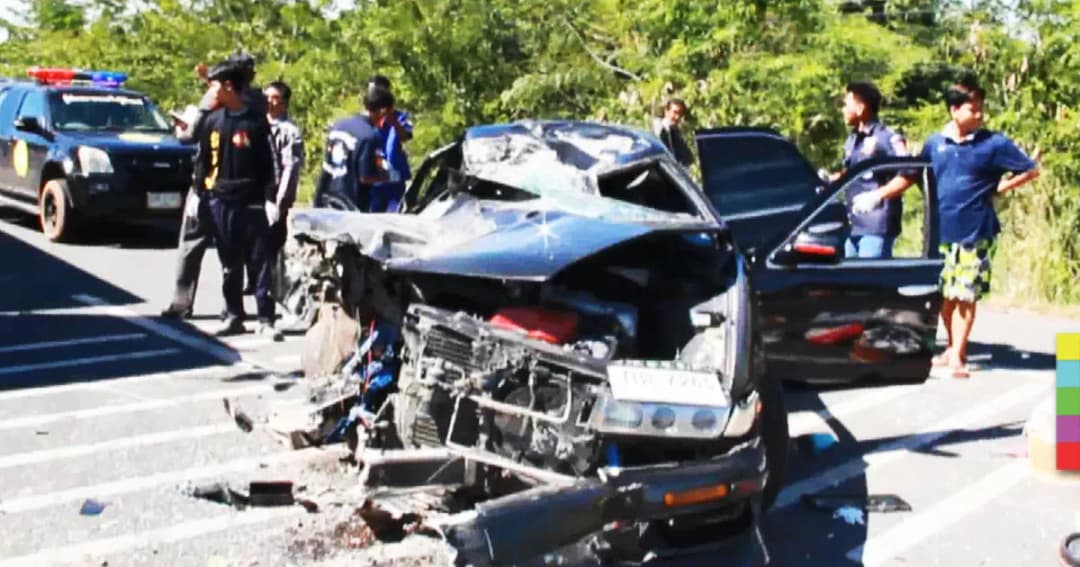 ‘สิบล้อ’ กลับรถกระชั้นชิด ไม่เปิดไฟเลี้ยว ‘เก๋ง’ พุ่งชนเต็มเเรง 2 สาวใหญ่เจ็บสาหัส