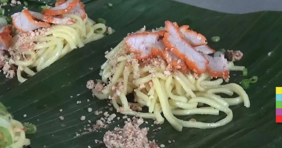 ก๋วยเตี๋ยวห่อละ 5 บาท ! ทำวันละ 450 ห่อ ขายเกลี้ยงทุกวัน ภายในเวลา 1 ชม.