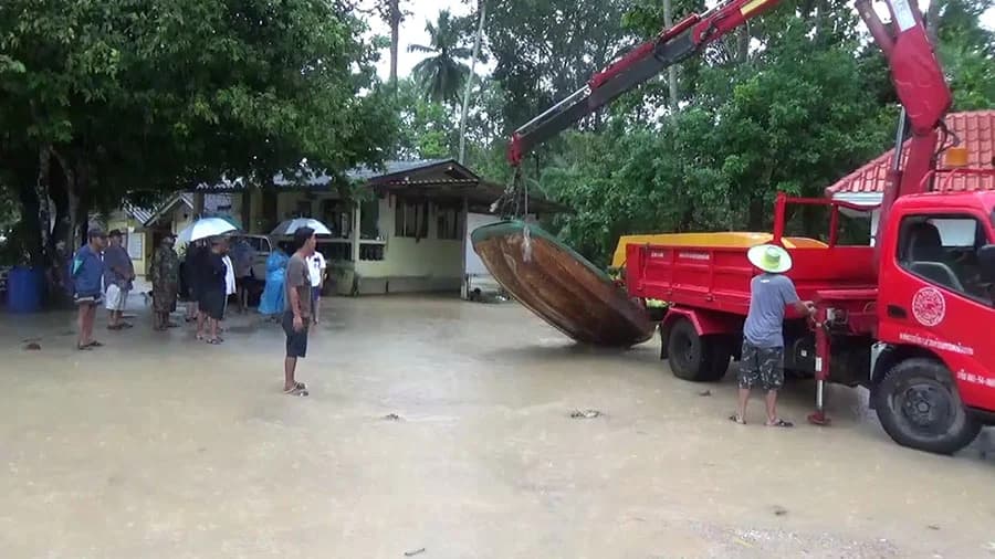 ตรังอ่วม ! จนท.เร่งนำเรือท้องแบนช่วย พระ-เณร หนีน้ำ