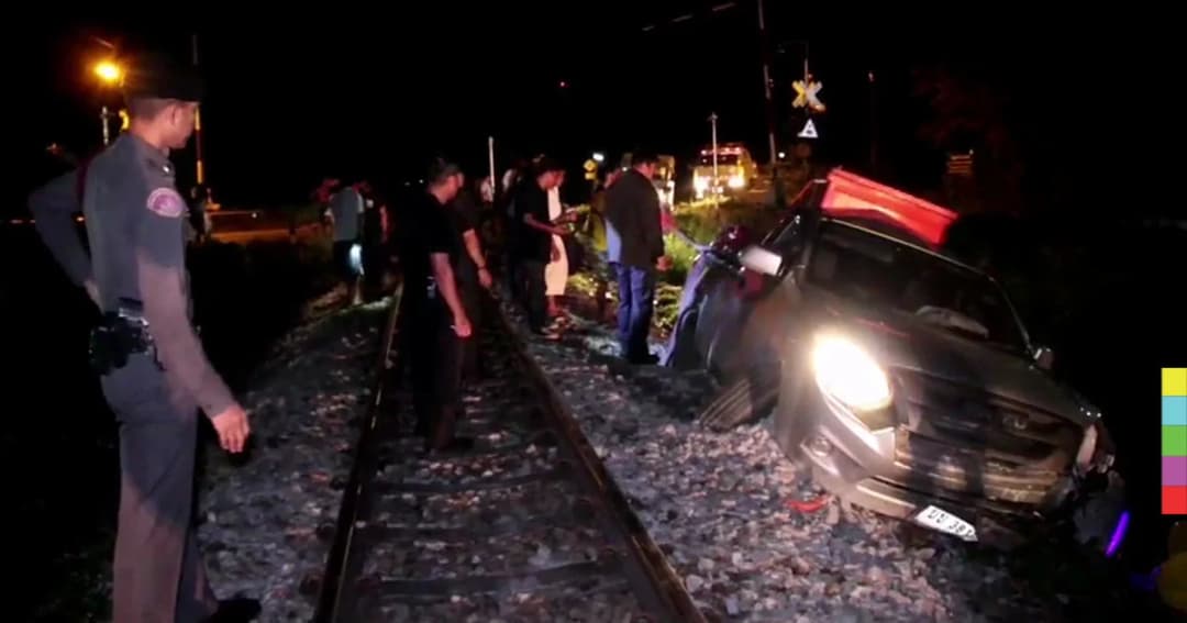 หวิดดับ ! กระบะเสียหลักตกทางรถไฟ  โชคดี จนท.เบรกทัน