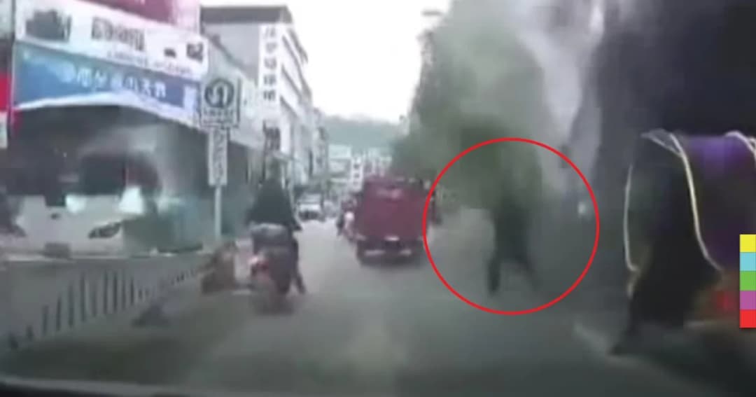 หนุ่มจีนดวงแข็ง วิ่งหนีนั่งร้านถล่ม รอดตายหวุดหวิด