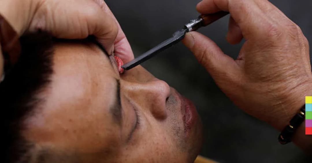 ช่างตัดผมริมถนนโชว์ทักษะสุดเสียว ใช้ใบมีดทำความสะอาดบริเวณดวงตา